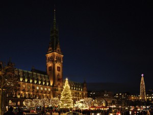 Weihnachtsmarkt auf dem Rathausplatz in Hamburg